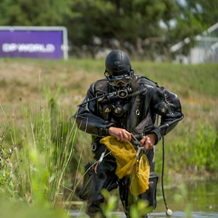 Unique job: Nicky Dörfel (33) retrieves golf balls by diving